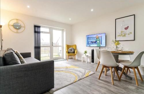 Oldbury Apartamento | Bridge Court by Sterling Edge Apartments - Luxury Aparthotel - Stylish 1-bed Apartments - Balcony with Canal View or Private Garden - Free Parking
