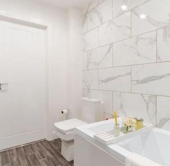 Oldbury Apartamento | Bridge Court by Sterling Edge Apartments - Luxury Aparthotel - Stylish 1-bed Apartments - Balcony with Canal View or Private Garden - Free Parking
