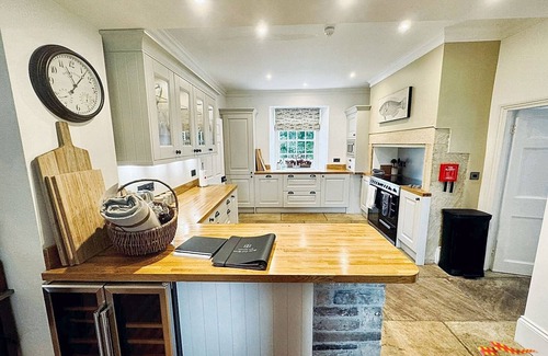 Haltwhistle Casa | Bridge End House - Country House & Private River Bank