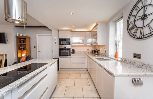 Keswick Cabaña | Bridge House Apartment 1 - an apartment that sleeps 6 guests in 3 bedrooms