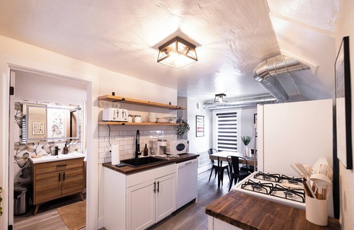 Grand Rapids Apartamento | Bridge St Beauty, Brunch & Bars [4 Beds 1 Bath]