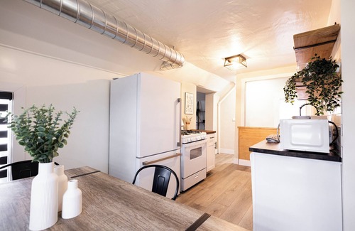 Grand Rapids Apartamento | Bridge St Beauty, Brunch & Bars [4 Beds 1 Bath]