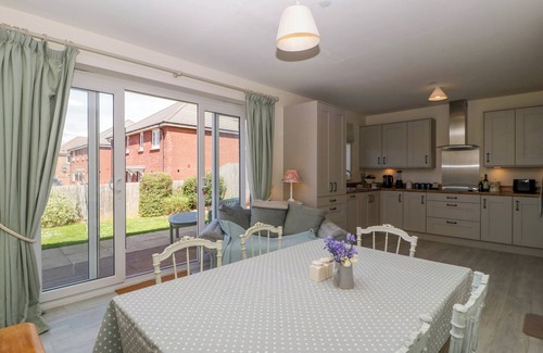 Portskewett Cabaña | BRIDGE VIEW, pet friendly, country holiday cottage in Caldicot