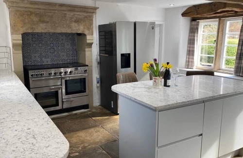 Grindleford Bridge Casa | Bridgefoot Cottage - Riverside Patio, Wild Swimming + Hottub