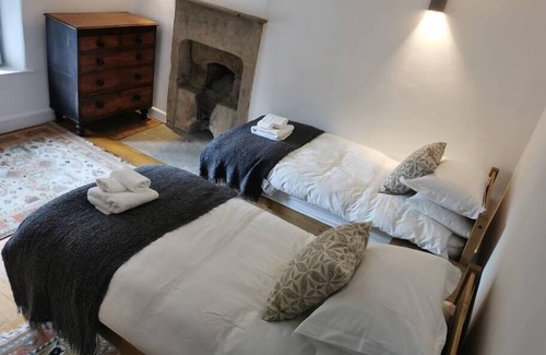 Grindleford Bridge Casa | Bridgefoot Cottage - Riverside Patio, Wild Swimming + Hottub