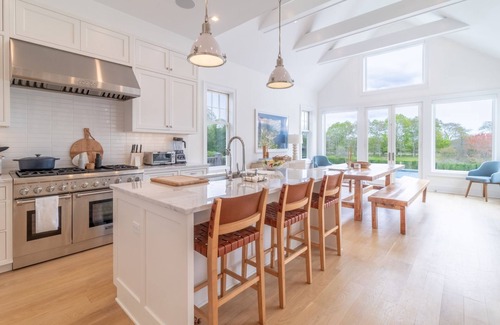 Bridgehampton Casa | Bridgehampton on Private Cul-de-sac overlooking pond