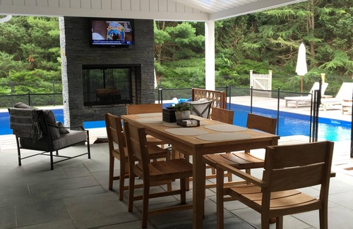 Bridgehampton Casa | Relájate junto a la piscina o siéntate junto al fuego y mira televisión