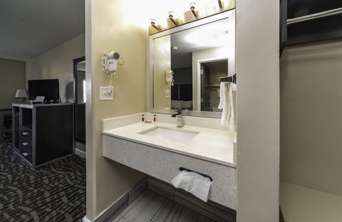 Council Bluffs Hotel | BridgePointe Inn & Suites