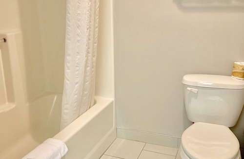 Lincoln Hotel | BridgePointe Inn & Suites by BPhotels, Lincoln I-80/27th St
