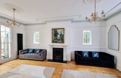 Gravesend Casa | Bridgerton House - Detached 5-bedroom Property