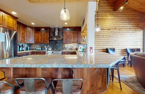 Mammoth Lakes Condominio | Bridges Townhome 11 Pet-Friendly Deluxe Townhome with Private Hot Tub and Stones throw to slopes by RedAwning