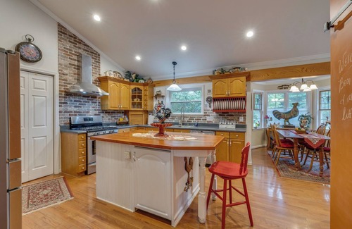 Greeneville Casa | Bridgeview Bend - Charming 3-bedroom house with spacious yard and seasonal creek