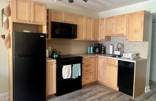 Southend Condominio | Brigantine Beach Block Condo, Beautifully Renovated, Just Steps to the Ocean!