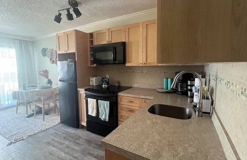 Southend Condominio | Brigantine Beach Block Condo, Beautifully Renovated, Just Steps to the Ocean!