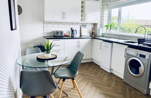Rastrick Casa | Brighouse →3 mins | Pets Stay Free | 138 Mbps | Garden