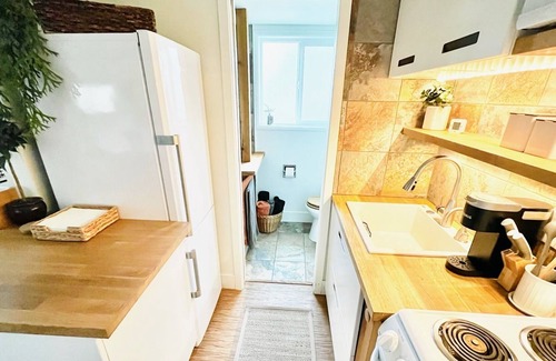 Oak Hills Casa | Bright 1 bd Apt— Furnished Covered Patio—Close-in to Portland, NW-SW-PDX