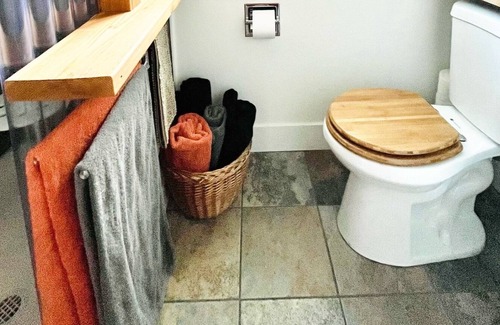 Oak Hills Casa | Bright 1 bd Apt— Furnished Covered Patio—Close-in to Portland, NW-SW-PDX