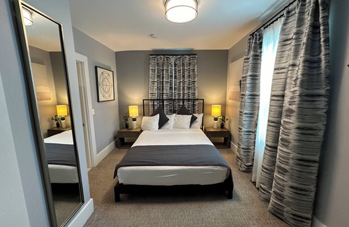 Newport Hotel | Bright 1 Bed/ 1 Bath/ Pet friendly in the heart of Newport