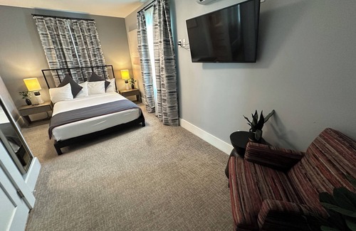 Newport Hotel | Bright 1 Bed/ 1 Bath/ Pet friendly in the heart of Newport