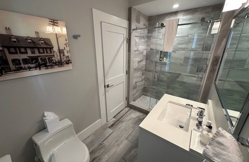 Newport Hotel | Bright 1 Bed/ 1 Bath/ Pet friendly in the heart of Newport