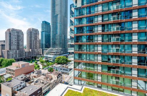 Church and Wellesley Apartamento | Bright 1BD & Den in Downtown Toronto