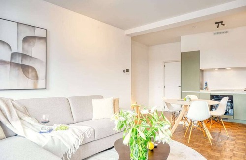 University District Apartamento | Bright 1BR Haven in Antwerp with Terrace