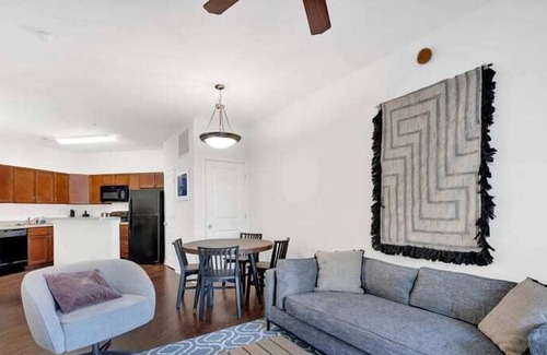 SouthPark Apartamento | Bright 1BR with Balcony, Gym & Workspace