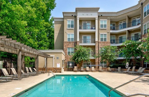SouthPark Apartamento | Bright 1BR with Balcony, Gym & Workspace