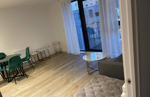 Park Royal Apartamento | Bright 2 Bed 1 Bath in LONDON SK