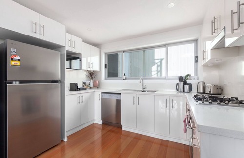 Five Dock Apartamento | Bright 2-Bed Apartment with Balcony & Garage
