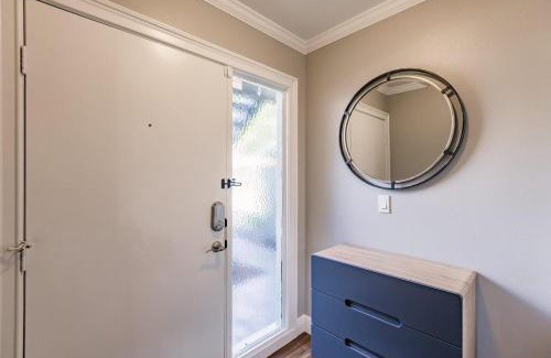 Gulf Gate Estates Apartamento | Bright 2 bedroom 2 bath condo with pool