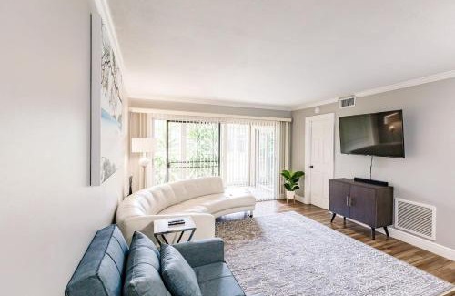 Gulf Gate Estates Apartamento | Bright 2 bedroom 2 bath condo with pool