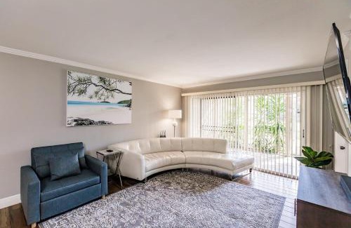 Gulf Gate Estates Apartamento | Bright 2 bedroom 2 bath condo with pool