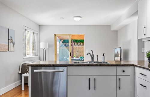 Regional District of Nanaimo Casa | Bright 2 Bedroom Suite! 5 min from the beach!
