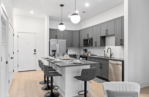 Five Points South Apartamento | Bright 2-Bedroom Condo in Downtown with Parking