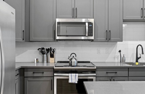 Five Points South Apartamento | Bright 2-Bedroom Condo in Downtown with Parking