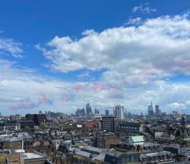 Soho Apartamento | Bright 2-Bedroom in Soho High-Rise with Skyline Views