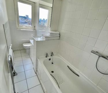 Soho Apartamento | Bright 2-Bedroom in Soho High-Rise with Skyline Views