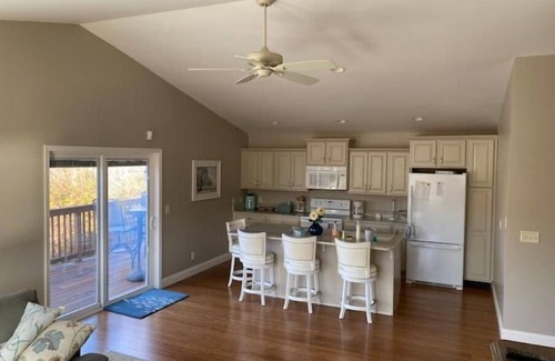 Scio Casa | Bright 2-bedroom lake view home