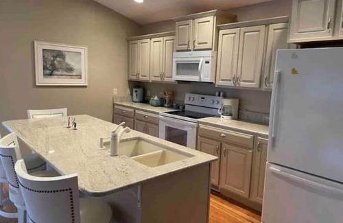 Scio Casa | Bright 2-bedroom lake view home