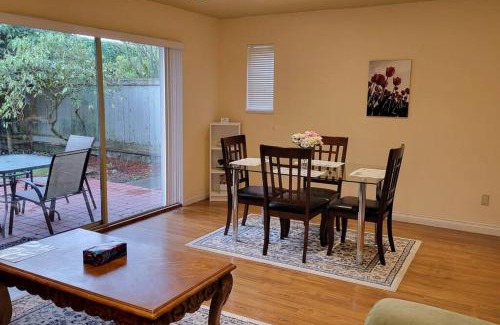 Ambleside Apartamento | Bright 2 BR, Great Location