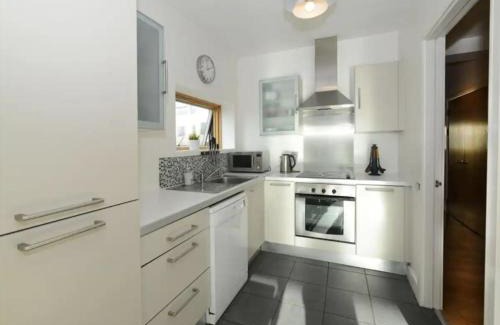 Dublin Apartamento | Bright 2BD Flat with Private Balcony - Dublin