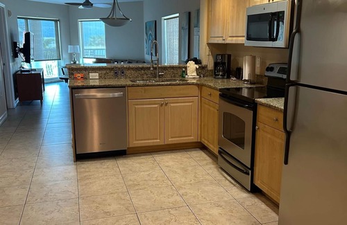 Capri Isle Condominio | Bright 2BR/2BA Condo Near Beach, w Parking & Pool