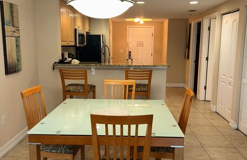 Capri Isle Condominio | Bright 2BR/2BA Condo Near Beach, w Parking & Pool