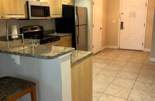 Capri Isle Condominio | Bright 2BR/2BA Condo Near Beach, w Parking & Pool