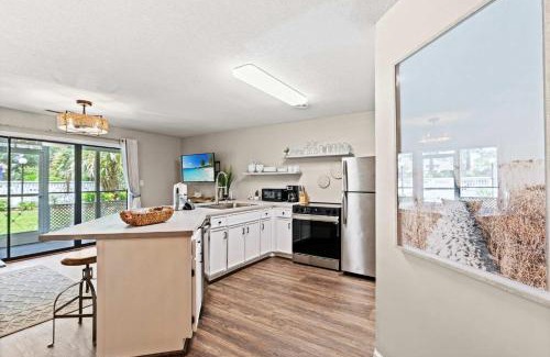 Little River Casa | Bright 2BR Condo with Poolside Patio, Near Beach