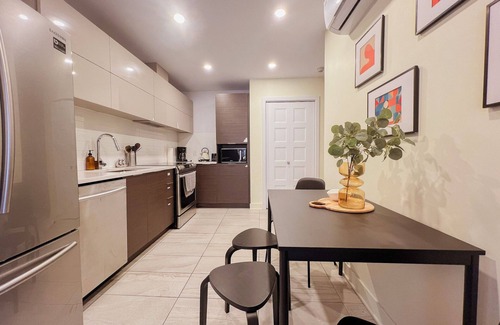 Cote-Des-Neiges—Notre-Dame-De-Grace Apartamento | Bright*2BR*Feeling at home *1G Wi-Fi*gym*parking