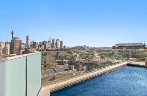 Darlinghurst Apartamento | Bright 2BR Pad with Scenic City-View, Gym & Pool