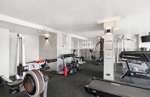 Darlinghurst Apartamento | Bright 2BR Pad with Scenic City-View, Gym & Pool