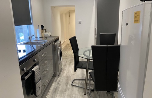 Bridgend Apartamento | Bright 2BR,Sleeps 6 - Bridgend Centre, Train Link